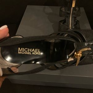 BLACK MICHAEL KORS HEELS WITH ZIPPER